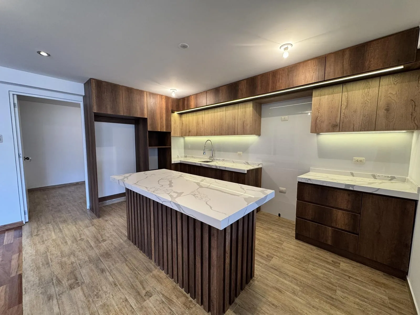 Departamento en Baños del Inca | 1er Piso + 3 Dormitorios Departamento en Venta en primer piso en Baños del Inca, Cajamarca. 3 dormitorios, 120 m² y acabados premium. ¡Visítalo hoy!