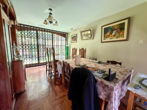 Amplia casa en venta en Illimani, Cajamarca. Terreno de 1050 m² con jardín, cerca del puente amarillo. ¡Oportunidad única para familias!
