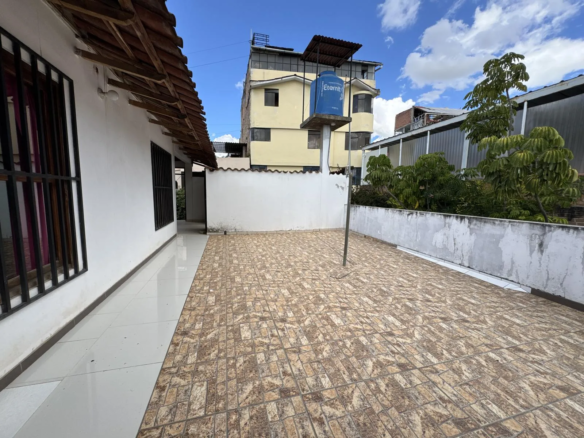 Amplia casa en venta en Illimani, Cajamarca. Terreno de 1050 m² con jardín, cerca del puente amarillo. ¡Oportunidad única para familias!