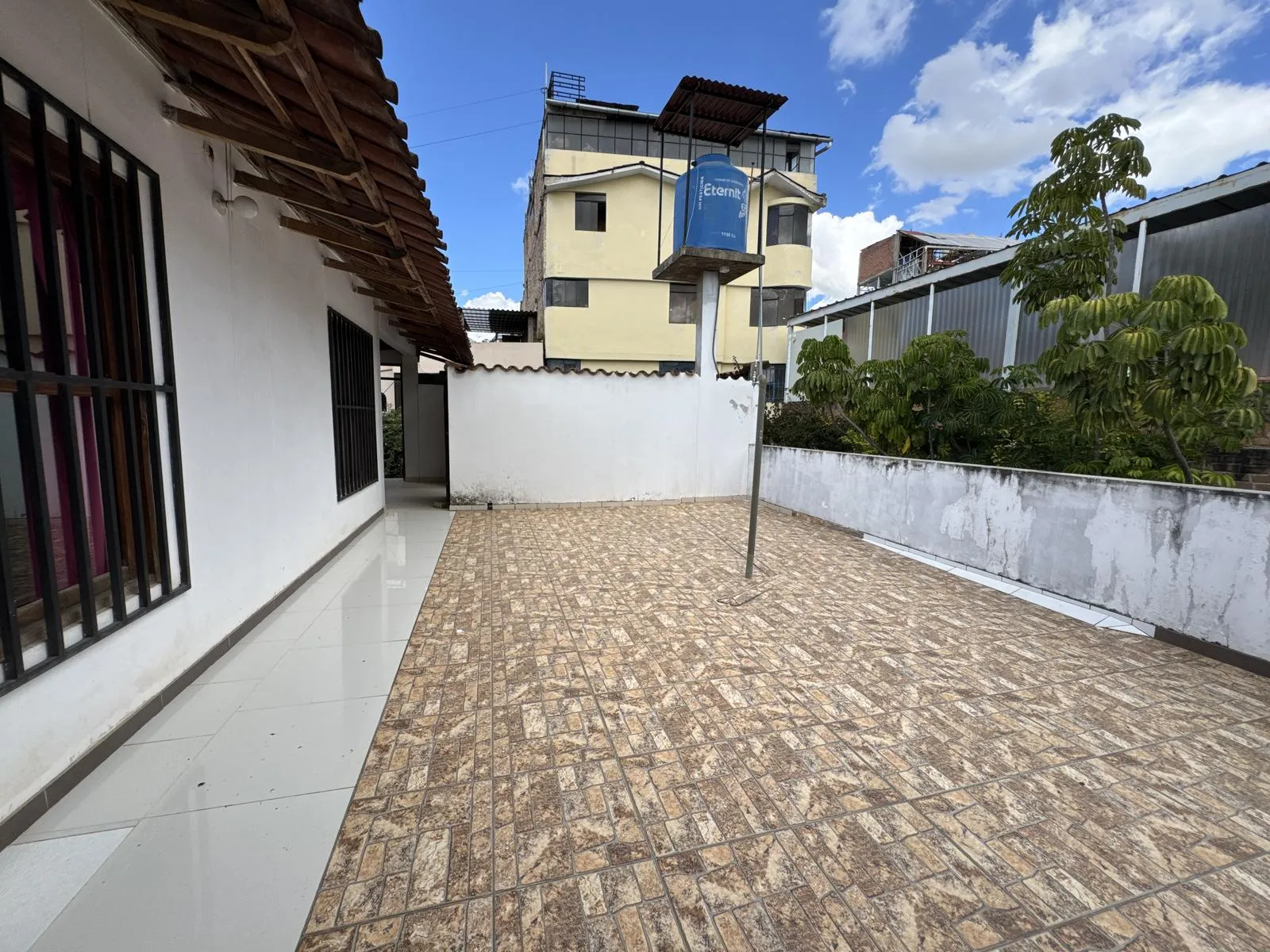 Casa en Venta en Illimani, Cajamarca Amplia casa en venta en Illimani, Cajamarca. Terreno de 1050 m² con jardín, cerca del puente amarillo. ¡Oportunidad única para familias!