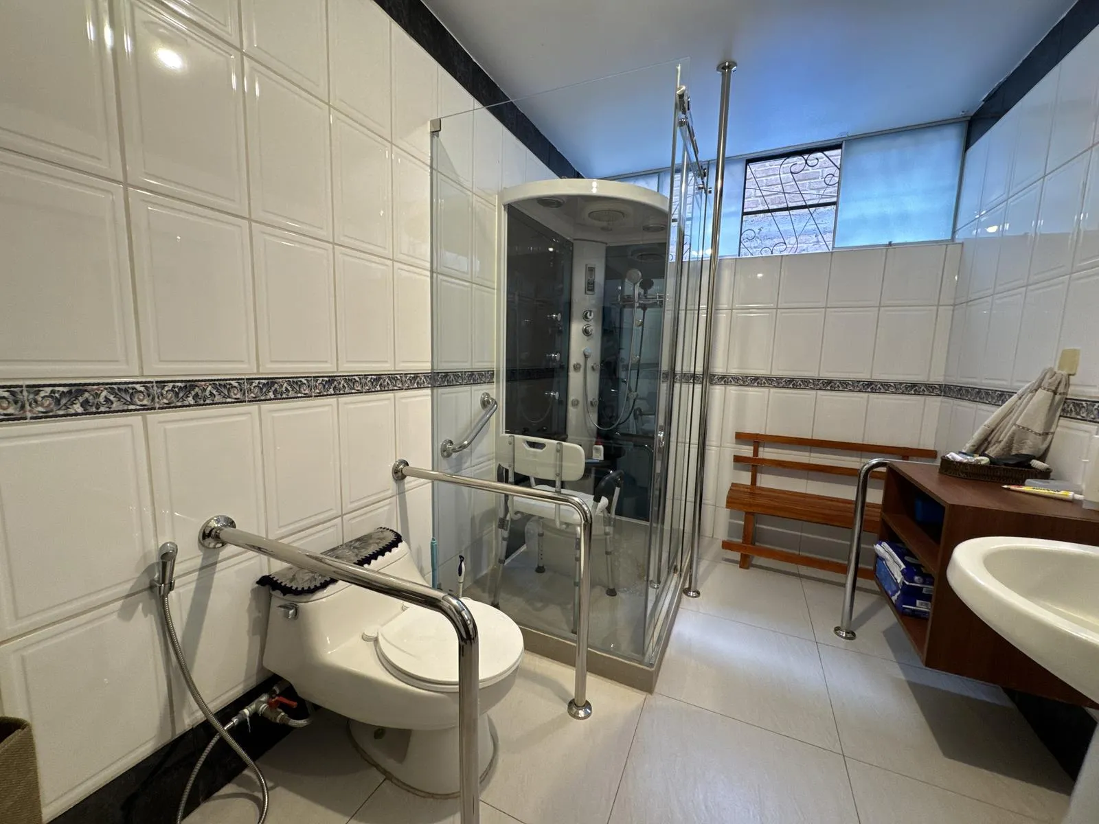 Casa en Venta en Illimani, Cajamarca Amplia casa en venta en Illimani, Cajamarca. Terreno de 1050 m² con jardín, cerca del puente amarillo. ¡Oportunidad única para familias!