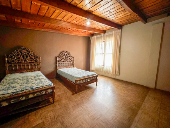 Amplia casa en venta en Illimani, Cajamarca. Terreno de 1050 m² con jardín, cerca del puente amarillo. ¡Oportunidad única para familias!