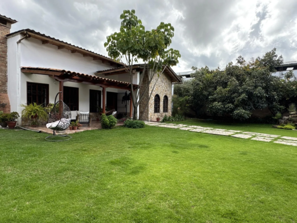 Amplia casa en venta en Illimani, Cajamarca. Terreno de 1050 m² con jardín, cerca del puente amarillo. ¡Oportunidad única para familias!