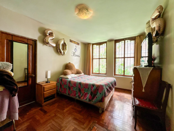 Amplia casa en venta en Illimani, Cajamarca. Terreno de 1050 m² con jardín, cerca del puente amarillo. ¡Oportunidad única para familias!