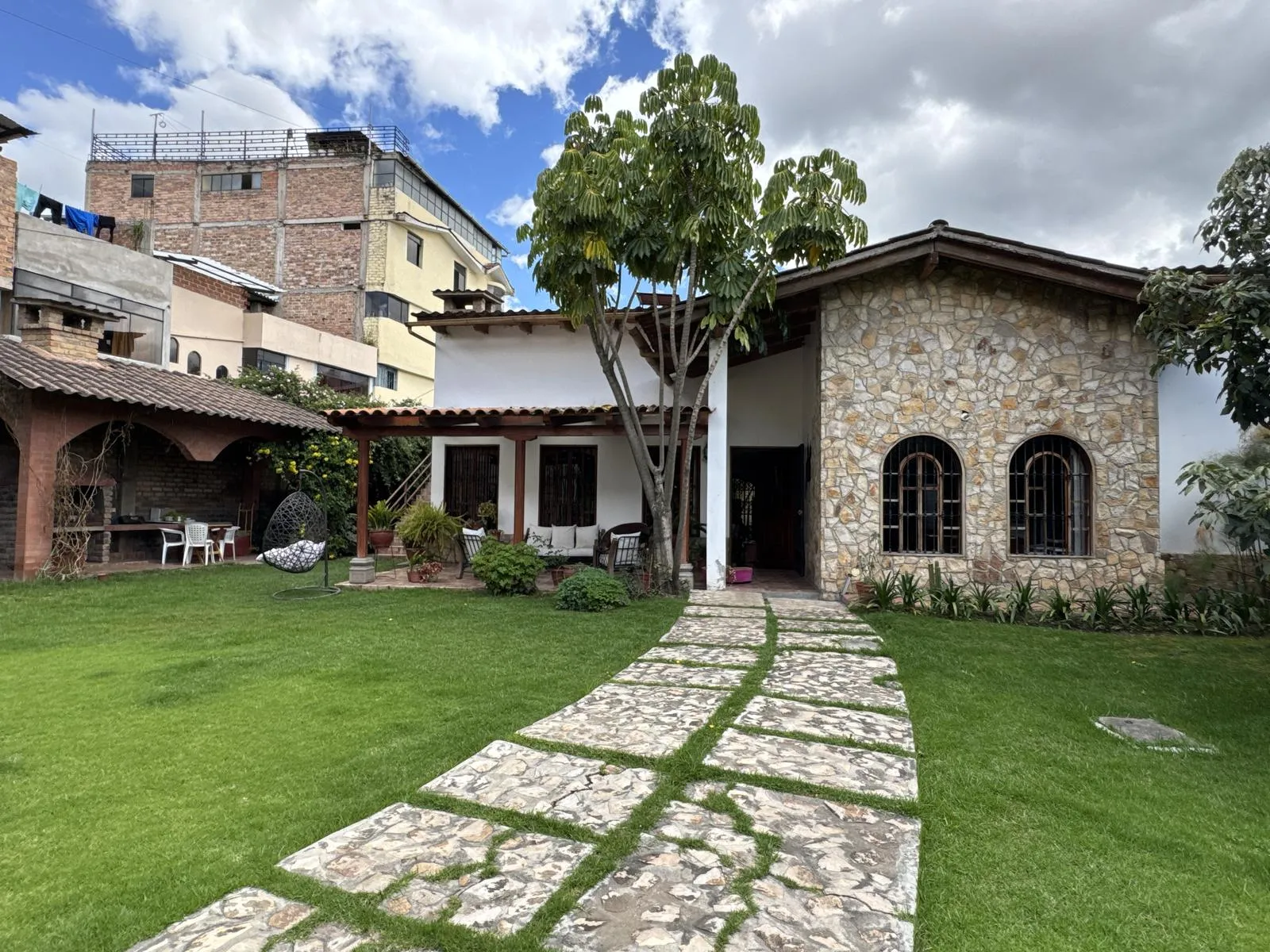 Casa en Venta en Illimani, Cajamarca Amplia casa en venta en Illimani, Cajamarca. Terreno de 1050 m² con jardín, cerca del puente amarillo. ¡Oportunidad única para familias!