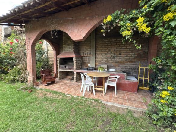 Amplia casa en venta en Illimani, Cajamarca. Terreno de 1050 m² con jardín, cerca del puente amarillo. ¡Oportunidad única para familias!