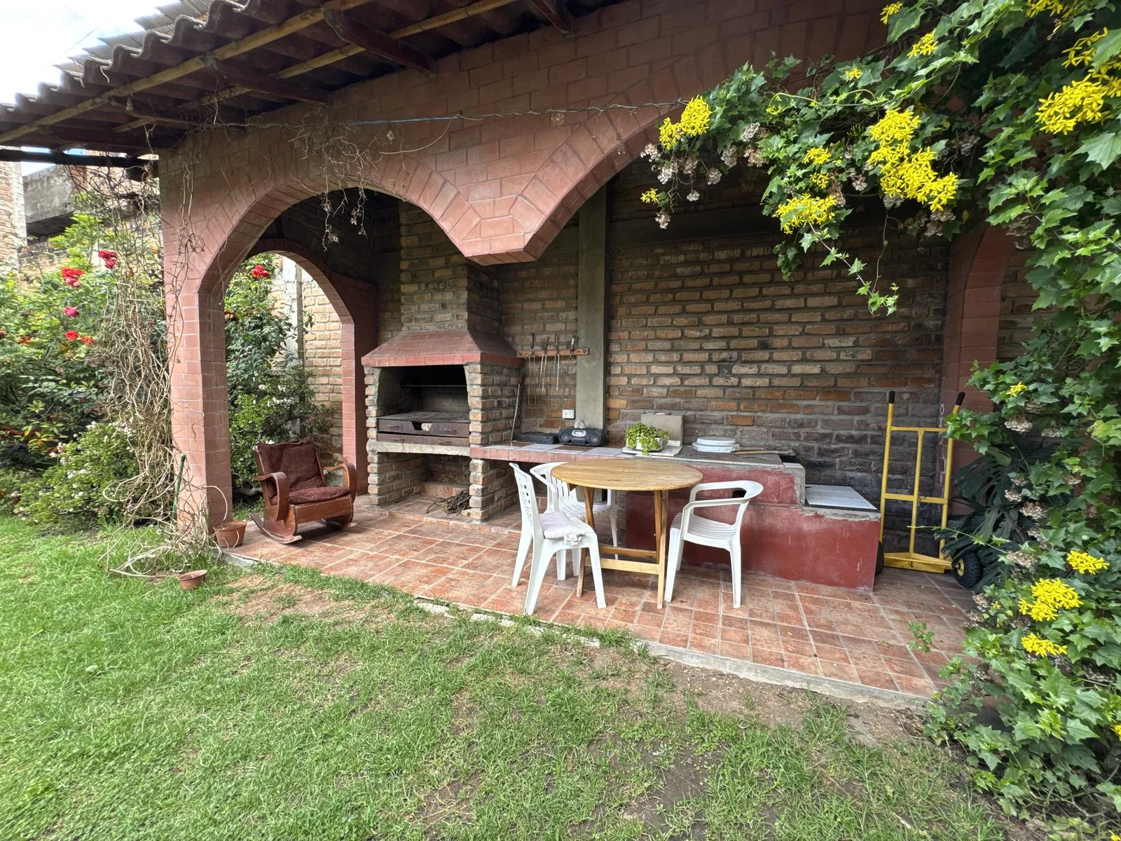 Casa en Venta en Illimani, Cajamarca Amplia casa en venta en Illimani, Cajamarca. Terreno de 1050 m² con jardín, cerca del puente amarillo. ¡Oportunidad única para familias!