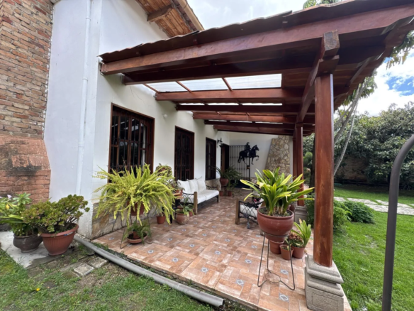 Amplia casa en venta en Illimani, Cajamarca. Terreno de 1050 m² con jardín, cerca del puente amarillo. ¡Oportunidad única para familias!