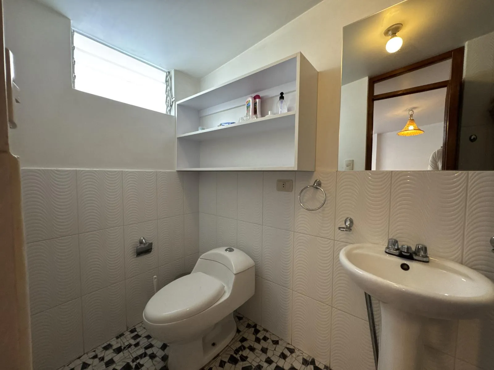 Casa en Venta en Illimani, Cajamarca Amplia casa en venta en Illimani, Cajamarca. Terreno de 1050 m² con jardín, cerca del puente amarillo. ¡Oportunidad única para familias!