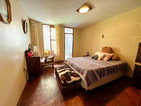 Amplia casa en venta en Illimani, Cajamarca. Terreno de 1050 m² con jardín, cerca del puente amarillo. ¡Oportunidad única para familias!