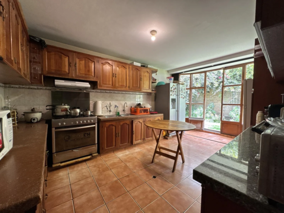 Amplia casa en venta en Illimani, Cajamarca. Terreno de 1050 m² con jardín, cerca del puente amarillo. ¡Oportunidad única para familias!