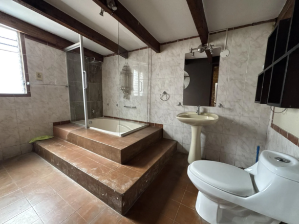 Amplia casa en venta en Illimani, Cajamarca. Terreno de 1050 m² con jardín, cerca del puente amarillo. ¡Oportunidad única para familias!