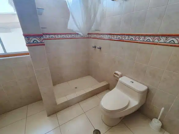 Casa en venta en San Pedro de Lloc, a 1 cuadra de la plaza. Ideal para familia o negocio. Excelente ubicación céntrica. ¡Contáctanos!