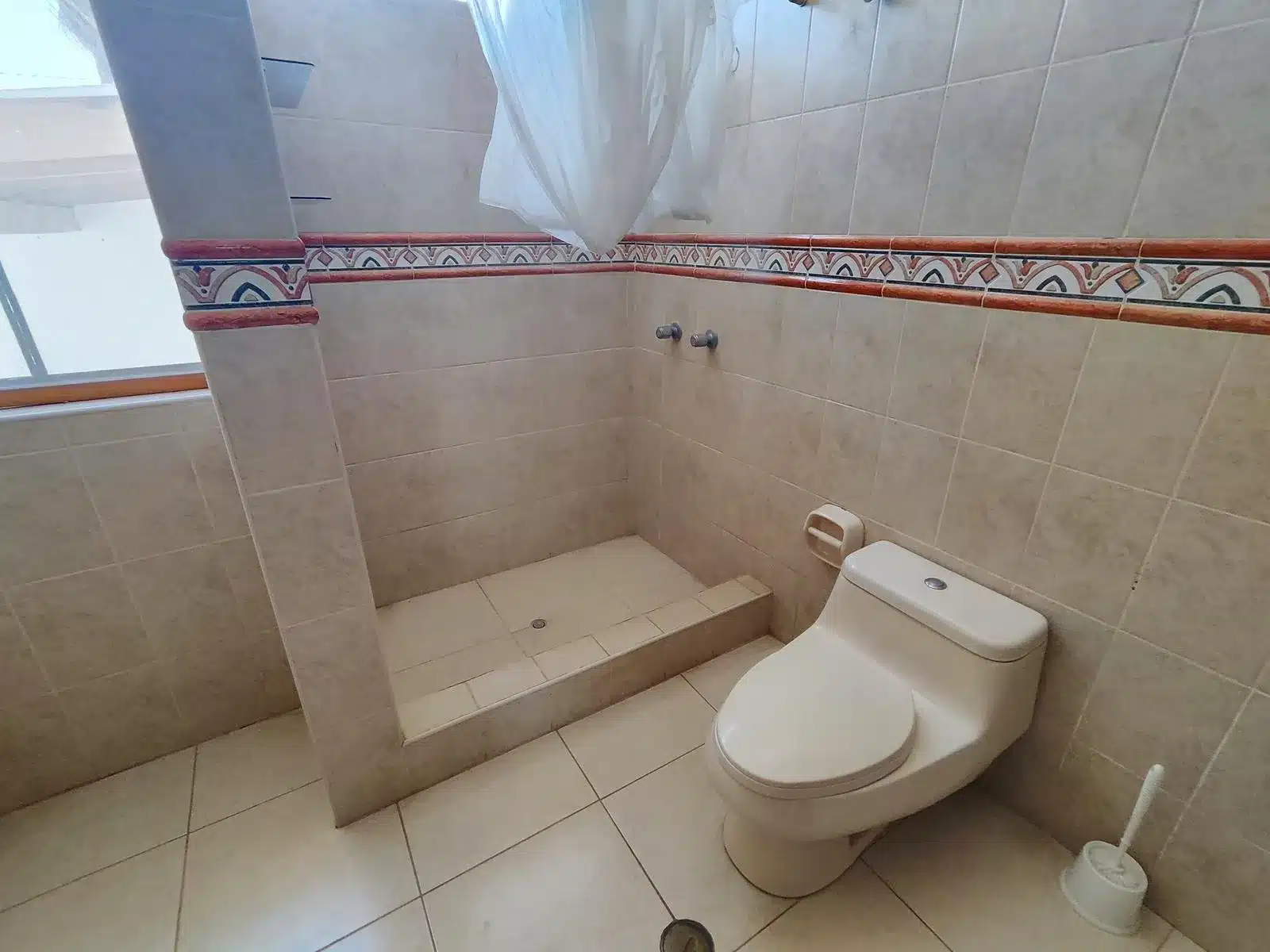 Casa en venta en San Pedro de Lloc, a 1 cuadra de la plaza. Ideal para familia o negocio. Excelente ubicación céntrica. ¡Contáctanos!