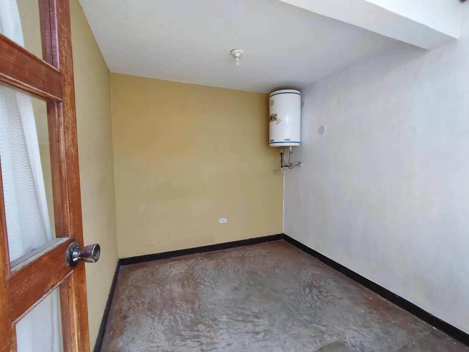 Casa en venta en San Pedro de Lloc, a 1 cuadra de la plaza. Ideal para familia o negocio. Excelente ubicación céntrica. ¡Contáctanos!