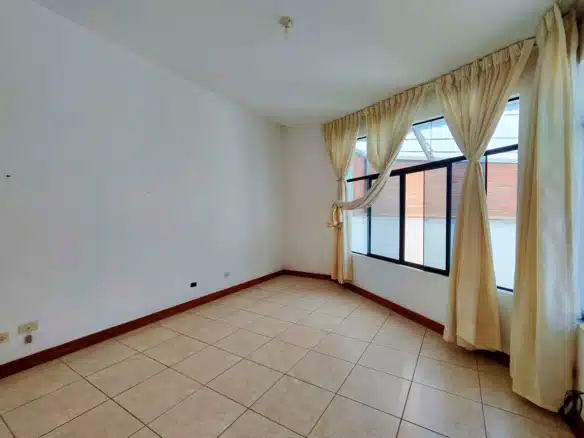 Casa en venta en San Pedro de Lloc, a 1 cuadra de la plaza. Ideal para familia o negocio. Excelente ubicación céntrica. ¡Contáctanos!