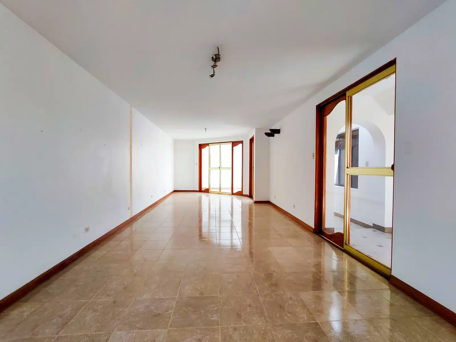 Casa en venta en San Pedro de Lloc, a 1 cuadra de la plaza. Ideal para familia o negocio. Excelente ubicación céntrica. ¡Contáctanos!