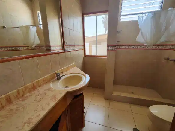 Casa en venta en San Pedro de Lloc, a 1 cuadra de la plaza. Ideal para familia o negocio. Excelente ubicación céntrica. ¡Contáctanos!