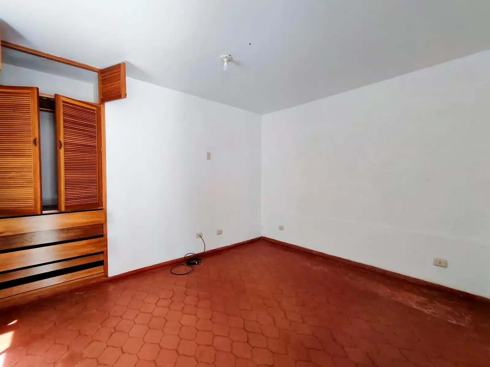 Casa en venta en San Pedro de Lloc, a 1 cuadra de la plaza. Ideal para familia o negocio. Excelente ubicación céntrica. ¡Contáctanos!