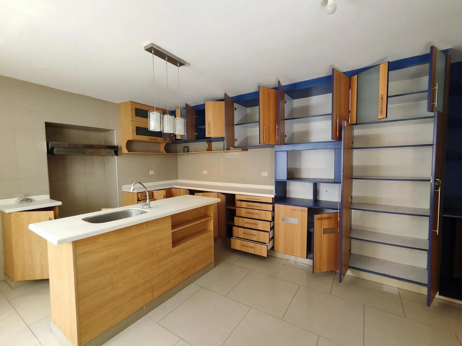 Casa en venta en San Pedro de Lloc, a 1 cuadra de la plaza. Ideal para familia o negocio. Excelente ubicación céntrica. ¡Contáctanos!