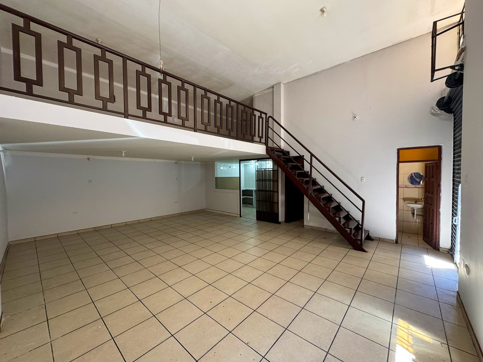 Local comercial en alquiler cerca a los centros comerciales. Dos niveles, baños, cocina y excelente ubicación. Ideal para negocios de alto flujo.