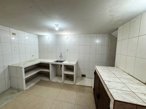 Local comercial en alquiler cerca a los centros comerciales. Dos niveles, baños, cocina y excelente ubicación. Ideal para negocios de alto flujo.