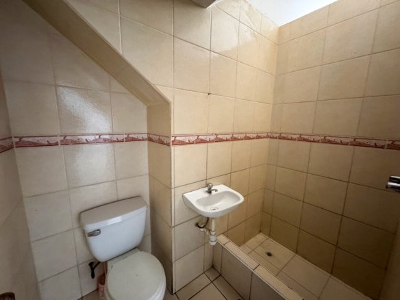 Local comercial en alquiler cerca a los centros comerciales. Dos niveles, baños, cocina y excelente ubicación. Ideal para negocios de alto flujo.