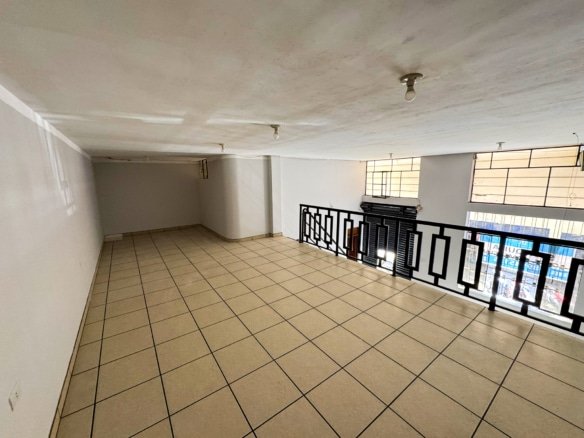 Local comercial en alquiler cerca a los centros comerciales. Dos niveles, baños, cocina y excelente ubicación. Ideal para negocios de alto flujo.