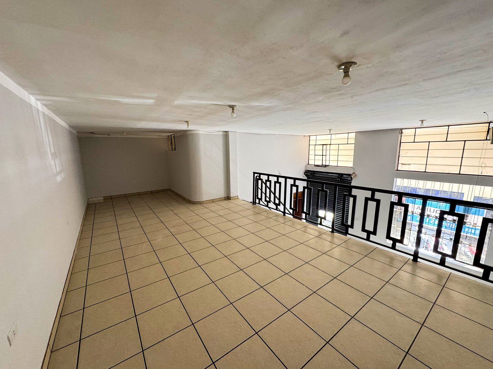 Local comercial en alquiler cerca a los centros comerciales. Dos niveles, baños, cocina y excelente ubicación. Ideal para negocios de alto flujo.