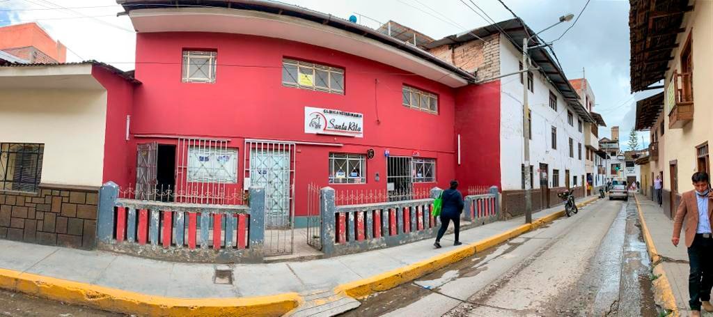 Casa en venta en Cajamarca con 6 ambientes y jardín de 100m². Zona residencial segura cerca de colegios. ¡Invierte hoy!