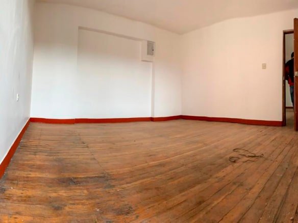 Casa en venta en Cajamarca con 6 ambientes y jardín de 100m². Zona residencial segura cerca de colegios. ¡Invierte hoy!