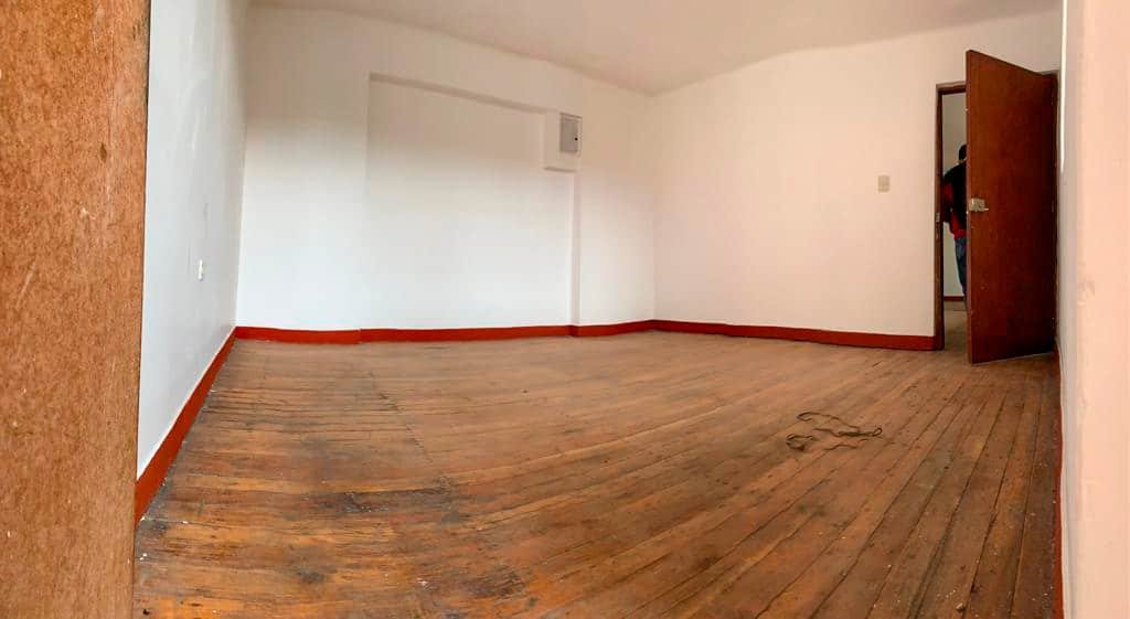 Casa en venta en Cajamarca con 6 ambientes y jardín de 100m². Zona residencial segura cerca de colegios. ¡Invierte hoy!