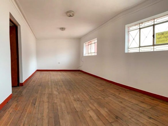 Casa en venta en Cajamarca con 6 ambientes y jardín de 100m². Zona residencial segura cerca de colegios. ¡Invierte hoy!