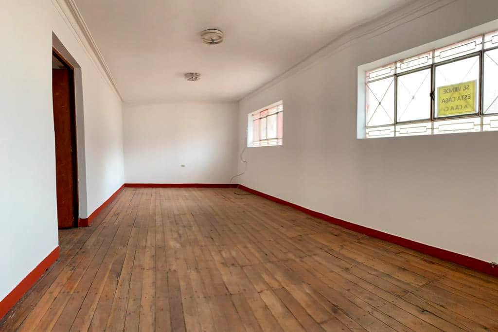 Casa en venta en Cajamarca con 6 ambientes y jardín de 100m². Zona residencial segura cerca de colegios. ¡Invierte hoy!