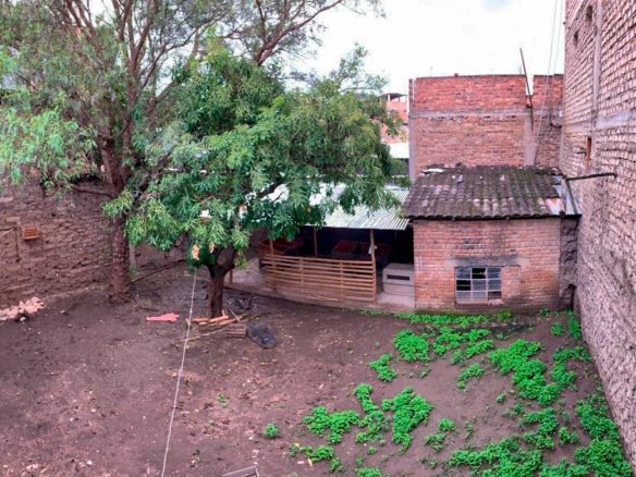 Casa en venta en Cajamarca con 6 ambientes y jardín de 100m². Zona residencial segura cerca de colegios. ¡Invierte hoy!