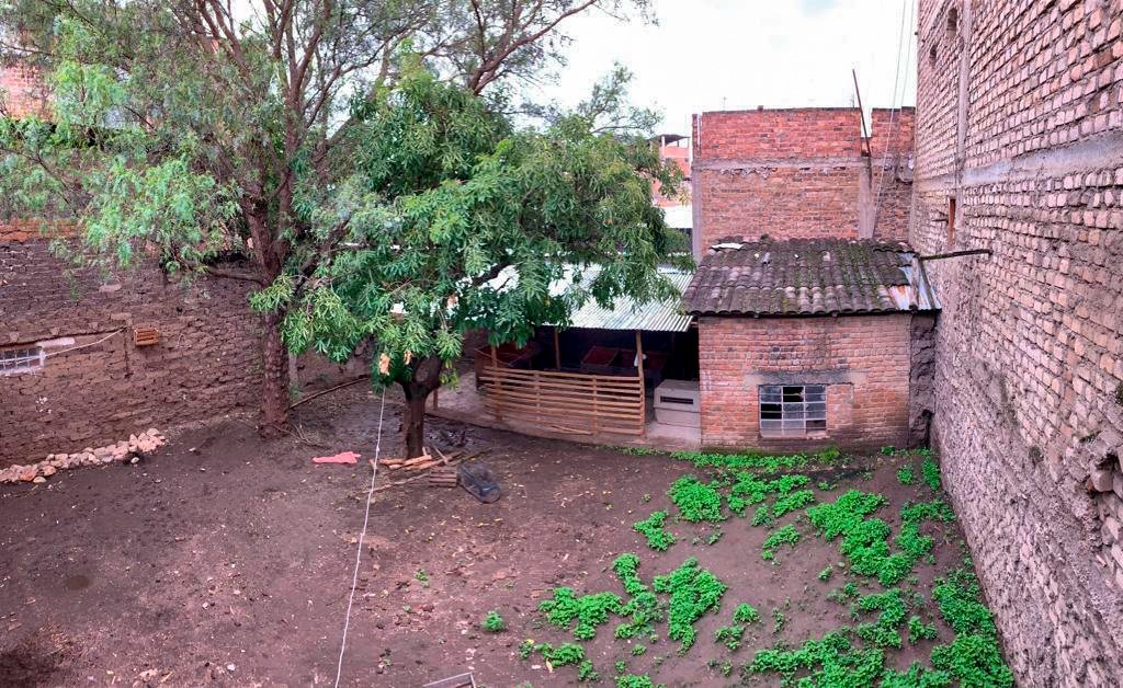 Casa en venta en Cajamarca con 6 ambientes y jardín de 100m². Zona residencial segura cerca de colegios. ¡Invierte hoy!