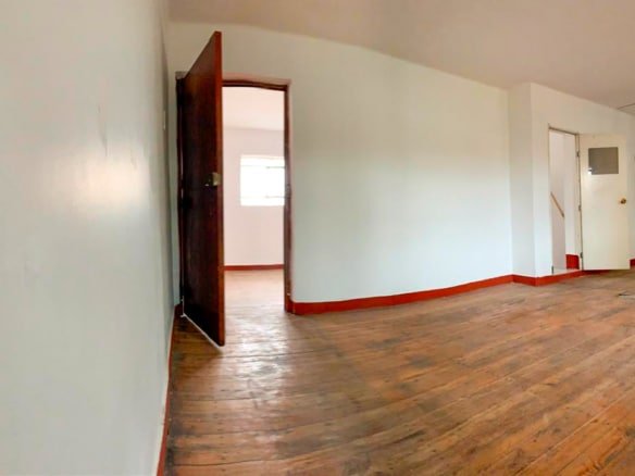 Casa en venta en Cajamarca con 6 ambientes y jardín de 100m². Zona residencial segura cerca de colegios. ¡Invierte hoy!