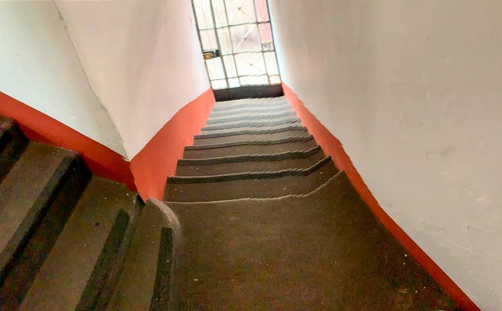 Casa en venta en Cajamarca con 6 ambientes y jardín de 100m². Zona residencial segura cerca de colegios. ¡Invierte hoy!