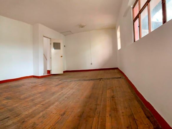 Casa en venta en Cajamarca con 6 ambientes y jardín de 100m². Zona residencial segura cerca de colegios. ¡Invierte hoy!