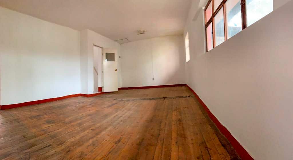 Casa en venta en Cajamarca con 6 ambientes y jardín de 100m². Zona residencial segura cerca de colegios. ¡Invierte hoy!