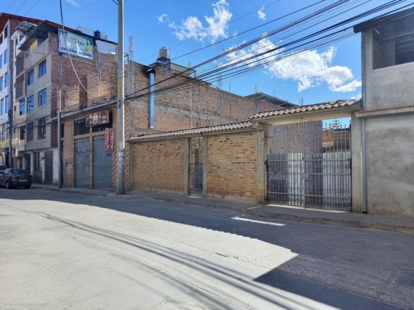 ✅ Terreno en venta en Baños del Inca perfecto para construir tu casa o negocio. Servicios básicos incluidos. Invierte con seguridad!