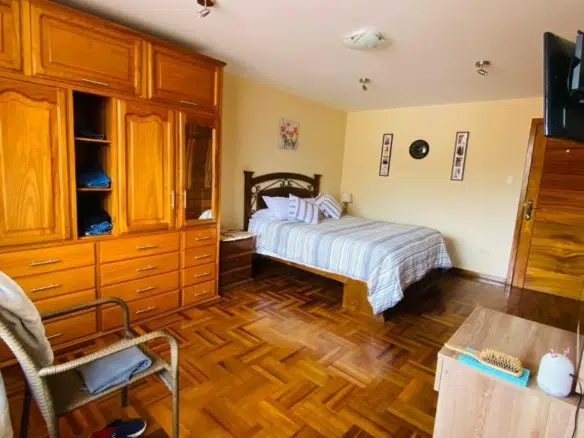 Casa en alquiler en Inca Yupanqui, Baños del Inca. 500 m², 5 dormitorios, pozos termales y cochera para 4 autos. ¡Ideal para vivir con confort!