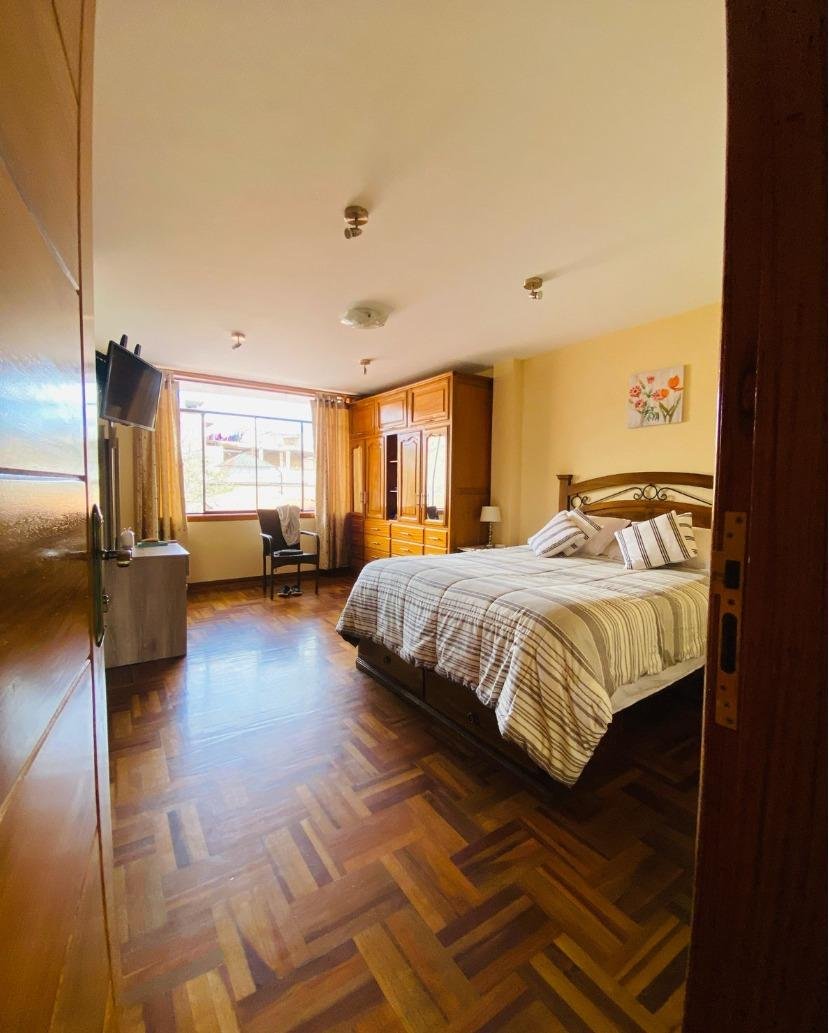 Casa en alquiler en Inca Yupanqui, Baños del Inca. 500 m², 5 dormitorios, pozos termales y cochera para 4 autos. ¡Ideal para vivir con confort!