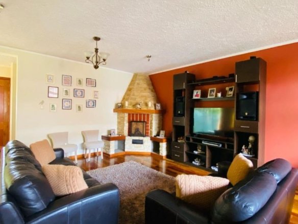 Casa en alquiler en Inca Yupanqui, Baños del Inca. 500 m², 5 dormitorios, pozos termales y cochera para 4 autos. ¡Ideal para vivir con confort!