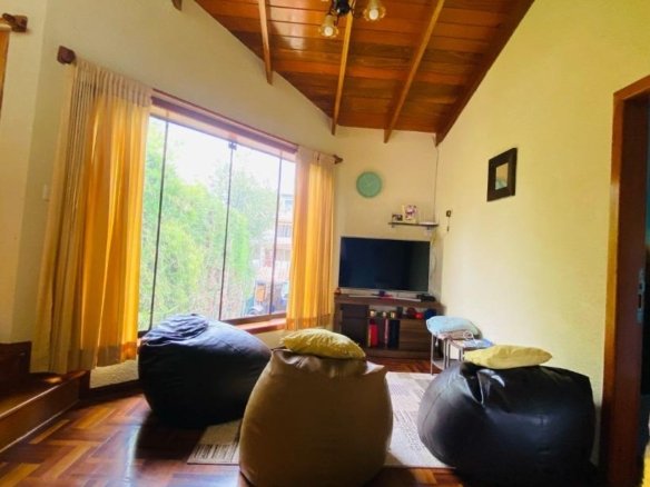 Casa en alquiler en Inca Yupanqui, Baños del Inca. 500 m², 5 dormitorios, pozos termales y cochera para 4 autos. ¡Ideal para vivir con confort!