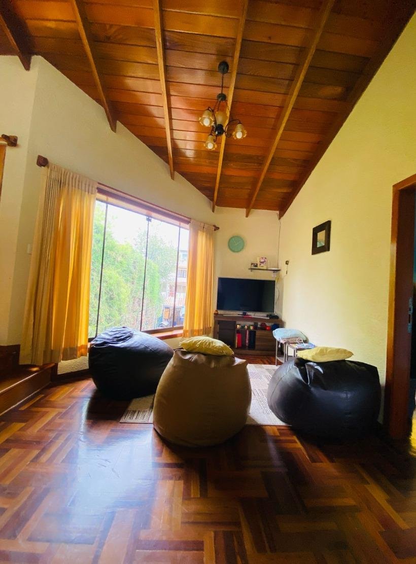 Casa en alquiler en Inca Yupanqui, Baños del Inca. 500 m², 5 dormitorios, pozos termales y cochera para 4 autos. ¡Ideal para vivir con confort!