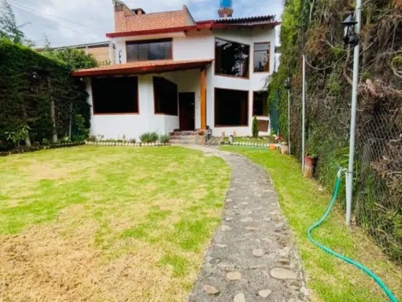 Casa en alquiler en Inca Yupanqui, Baños del Inca. 500 m², 5 dormitorios, pozos termales y cochera para 4 autos. ¡Ideal para vivir con confort!