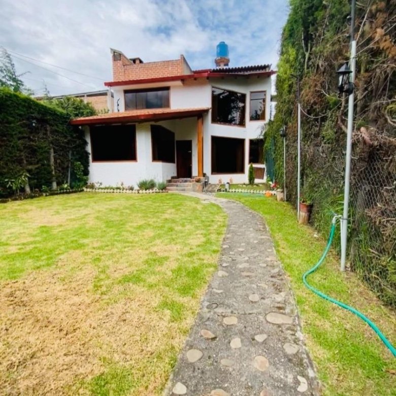 Casa en alquiler en Inca Yupanqui, Baños del Inca. 500 m², 5 dormitorios, pozos termales y cochera para 4 autos. ¡Ideal para vivir con confort!