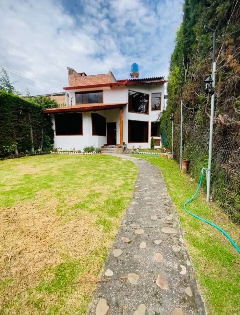 Casa en alquiler en Inca Yupanqui, Baños del Inca. 500 m², 5 dormitorios, pozos termales y cochera para 4 autos. ¡Ideal para vivir con confort!