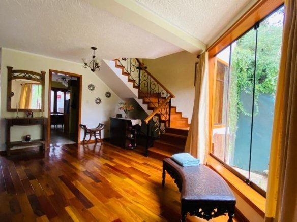 Casa en alquiler en Inca Yupanqui, Baños del Inca. 500 m², 5 dormitorios, pozos termales y cochera para 4 autos. ¡Ideal para vivir con confort!